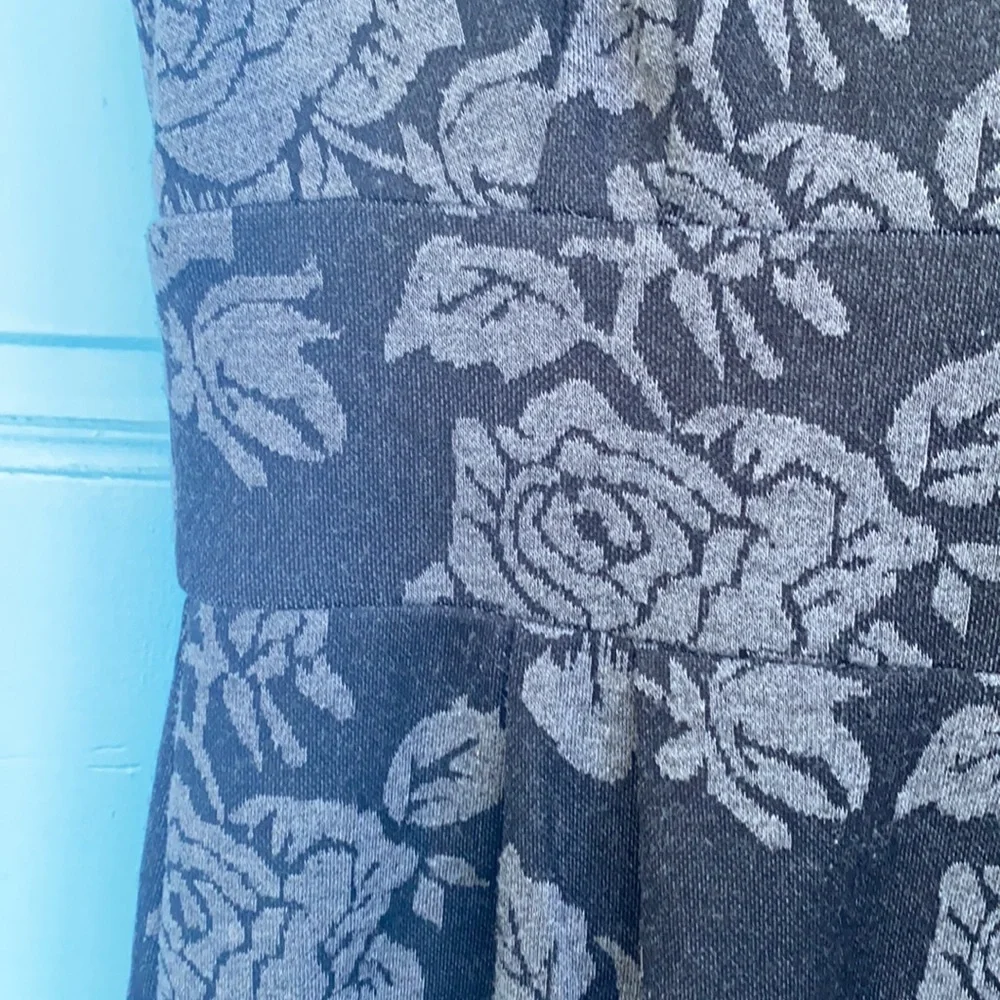 Maggy London Dress Gray Sleeveless Ruffle Rose size 6
